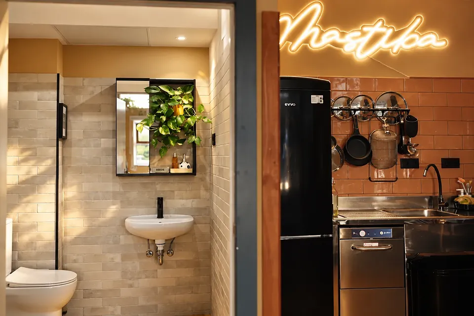 Baño de Mastika junto a la zona de cocina
